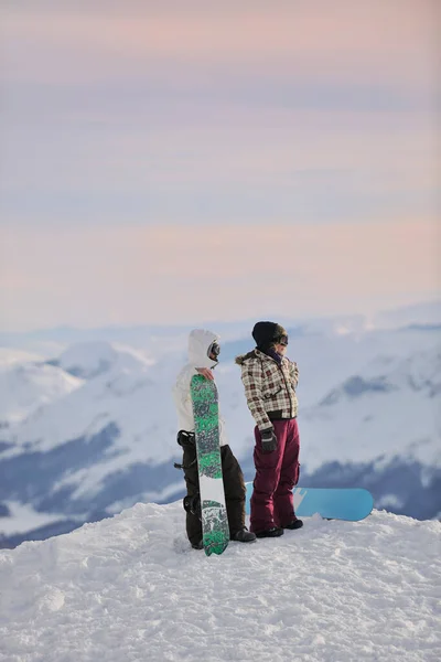 Pareja Snowboarder Cima Montaña — Foto de Stock