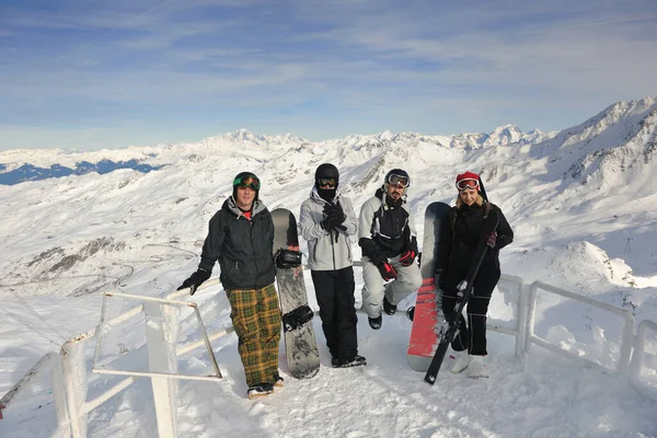 Skupina Lidí Sněhu Zimní Sezóně — Stock fotografie
