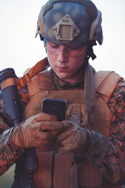 Soldado Usando Telefone Inteligente — Fotografia de Stock
