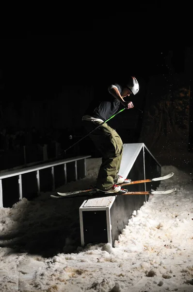 競技中にスキーをする男 — ストック写真