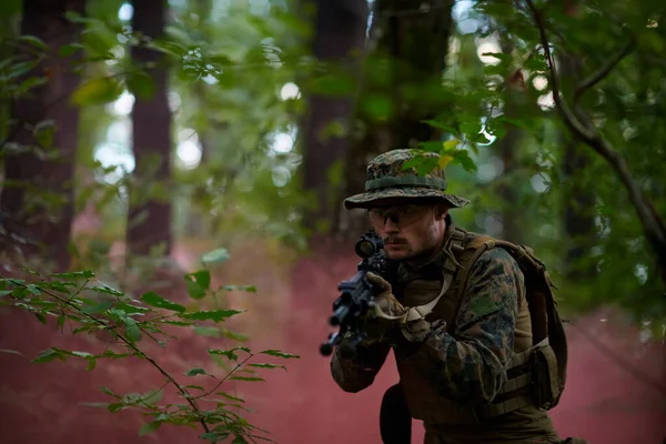 Soldato Azione Puntando Armi Ottiche Laser Vista — Foto Stock