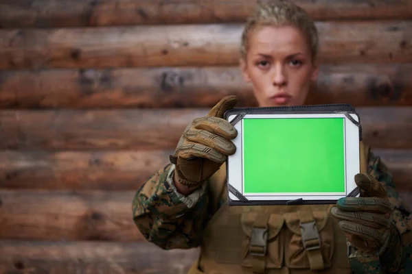 Mulher Soldado Usando Tablet Computador — Fotografia de Stock