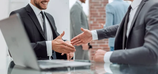 Close Business People Holding Out Hands Handshake — Zdjęcie stockowe