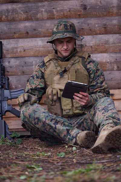 軍の収容所でタブレットコンピュータを使う兵士 — ストック写真