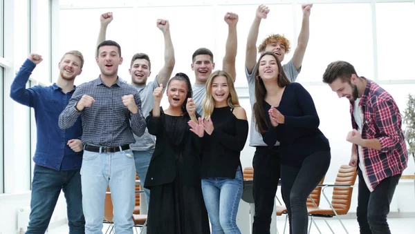Команда Щасливих Молодих Людей Стоять Новому Офісі — стокове фото
