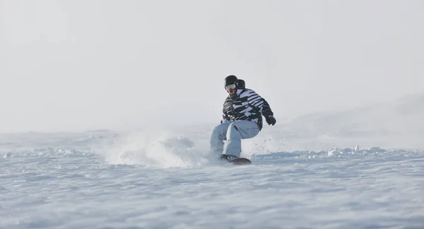 Freestyle Snowboarder Saltar Montar — Foto de Stock