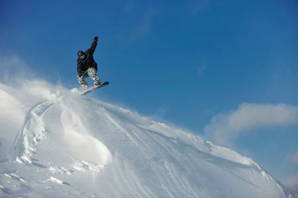 Freestyle Snowboarder Springen Und Fahren — Stockfoto