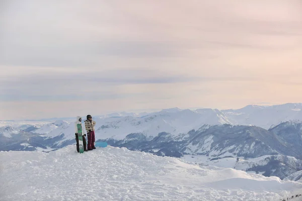 Snowboardåkarpar Bergets Topp — Stockfoto