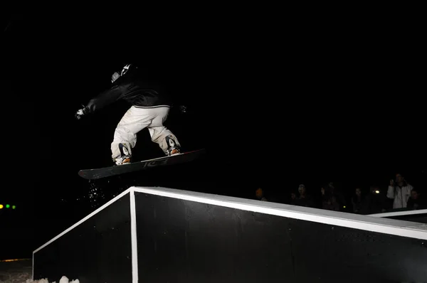 Snowboardzista Freestyle Skakać Powietrzu Nocy — Zdjęcie stockowe