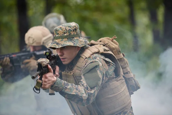 Современный Боевой Отряд Солдат Бою — стоковое фото