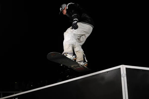 Serbest Stil Snowboardçu Geceleri Havada Zıplıyor — Stok fotoğraf