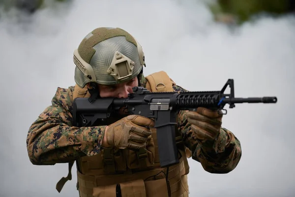 Żołnierz Akcji Celujący Celownik Laserowy Broni — Zdjęcie stockowe
