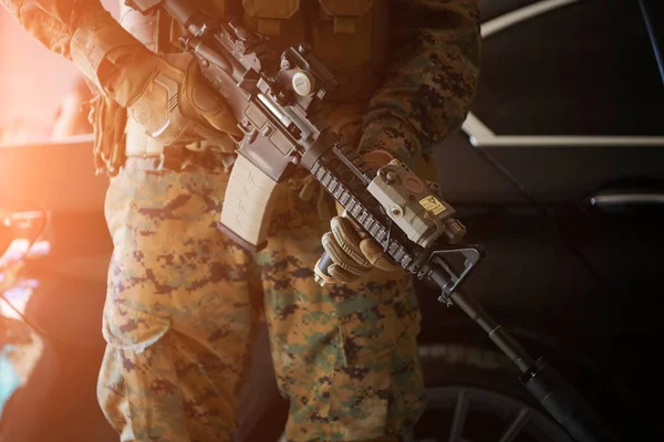 Soldado Protegendo Blindado Veículo Prova Balas Luxo — Fotografia de Stock