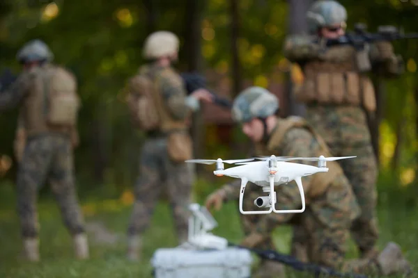 Soldados Esquadrão Estão Usando Drone Para Scouting — Fotografia de Stock