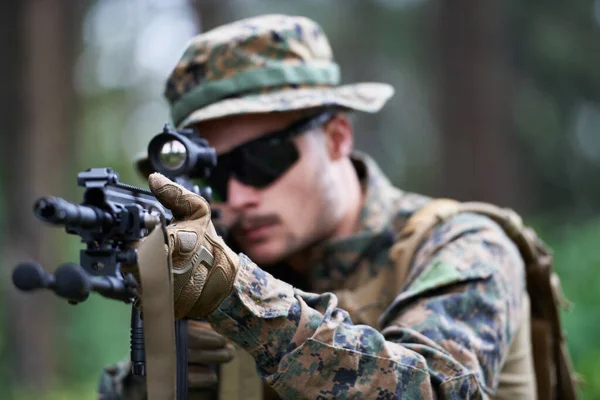 Soldier Action Aiming Weapon Using Laser Sight Optics — Stock Photo, Image