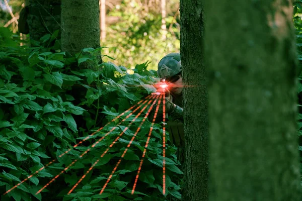 Soldato Azione Puntando Sull Arma Con Ottica Laser — Foto Stock