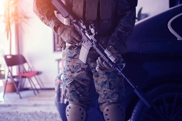 Soldat Skyddar Bepansrade Lyx Skottsäkra Fordon — Stockfoto