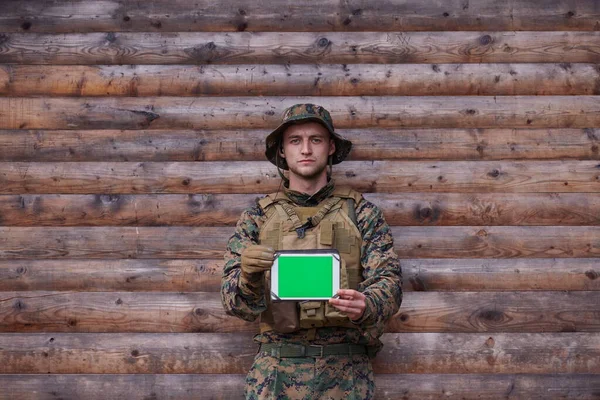 Στρατιώτης Που Χρησιμοποιεί Υπολογιστή Tablet Στρατόπεδο — Φωτογραφία Αρχείου