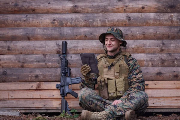Soldat Utilisant Ordinateur Tablette Dans Camp Militaire — Photo