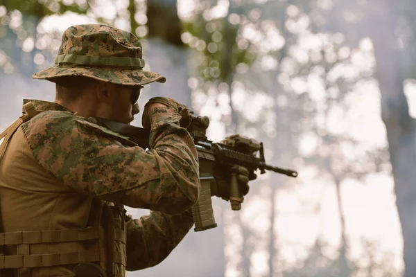Soldat Einsatz Zielt Auf Waffen Laser Visier Optik — Stockfoto