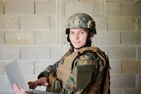 Soldat Utilisant Ordinateur Portable — Photo
