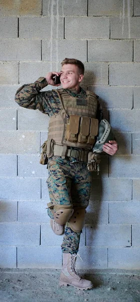 スマートフォンを使った兵士の肖像画 — ストック写真