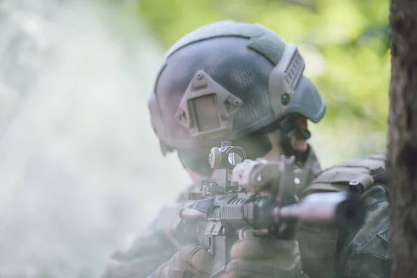 Żołnierz Akcji Celujący Celownik Laserowy Broni — Zdjęcie stockowe
