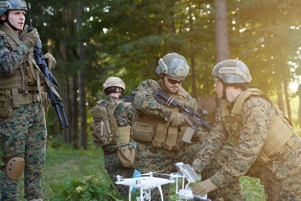 Squadra Soldati Sta Usando Drone Scouting — Foto Stock