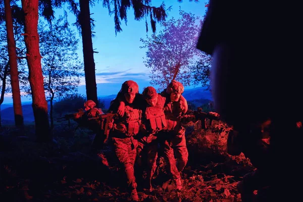 負傷した兵士を救出する活動中の部隊 — ストック写真