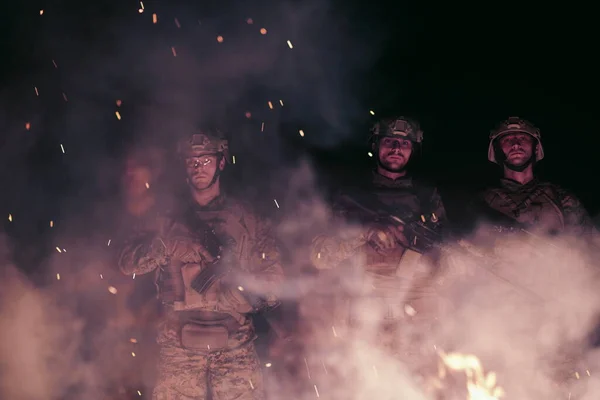 Солдаты Бою Штурмовыми Винтовками Ночью — стоковое фото