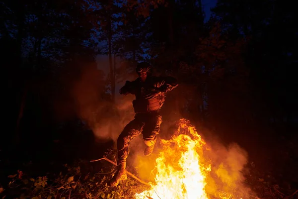 Солдат Дії Вночі Стрибає Над Вогнем — стокове фото