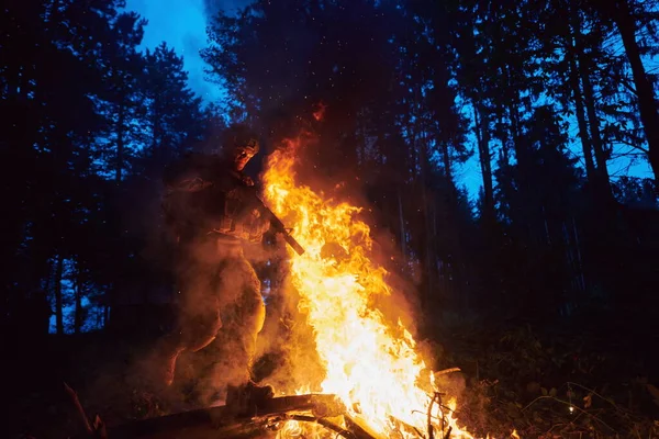 Soldado Acción Por Noche Saltando Sobre Fuego — Foto de Stock