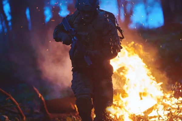 Żołnierz Akcji Nocą Skacze Nad Ogniem — Zdjęcie stockowe