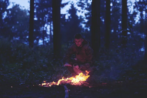 Soldaten Ruhen Sich Nach Brand Wald Aus — Stockfoto