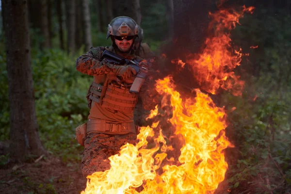 Soldat Der Nacht Einsatz Beim Sprung Über Feuer — Stockfoto