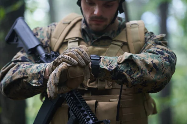 Voják Připravuje Taktickou Komunikační Výzbroj Boji — Stock fotografie