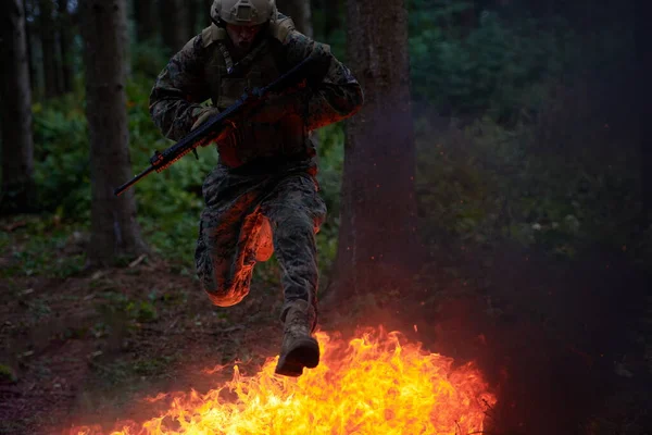 Soldat Der Nacht Einsatz Beim Sprung Über Feuer — Stockfoto