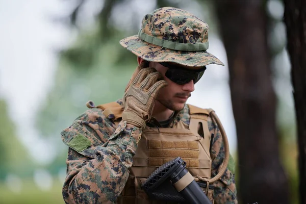 Asker Harekat Için Taktik Iletişim Donanımı Hazırlıyor — Stok fotoğraf