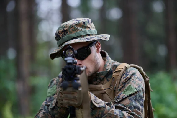 Asker Silah Hedefliyor Lazer Görüşlü Optikler — Stok fotoğraf