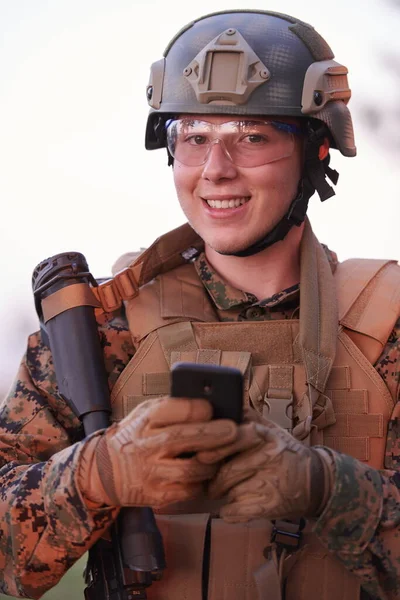 Soldat Utilisant Téléphone Intelligent — Photo