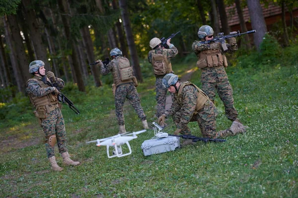 Jednotka Vojáků Používá Dron Skautování — Stock fotografie