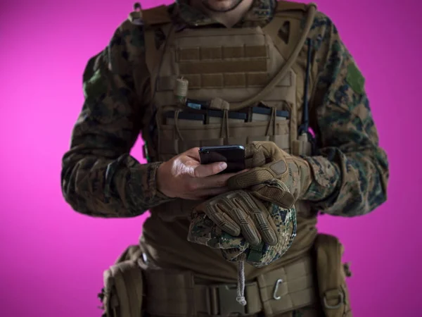 Akıllı Telefon Kullanan Asker Portresi — Stok fotoğraf