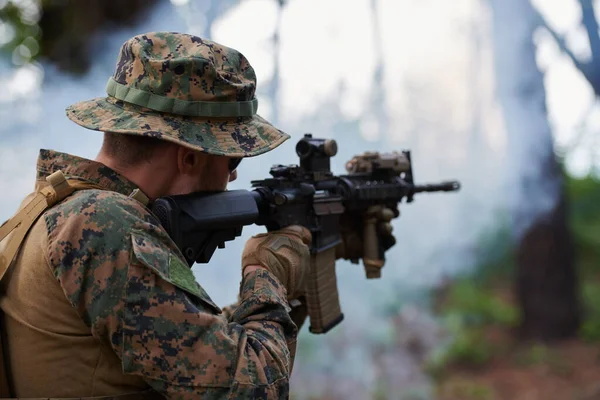Soldat Einsatz Zielt Auf Waffen Laser Visier Optik — Stockfoto