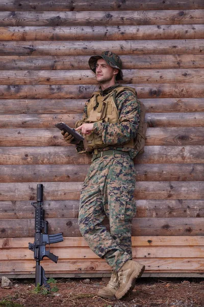 Солдат Помощью Планшетного Компьютера Военном Лагере — стоковое фото