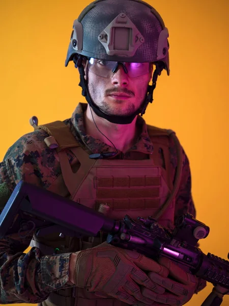黄色の背景を持つ男性兵士 — ストック写真