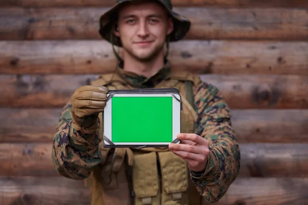 Soldado Usando Tablet Computador Acampamento Militar — Fotografia de Stock