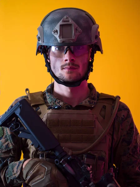 Чоловічий Солдат Жовтому Фоні — стокове фото
