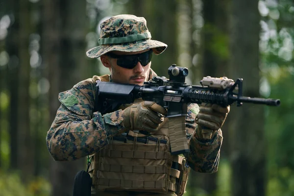 Asker Silah Hedefliyor Lazer Görüşlü Optikler — Stok fotoğraf