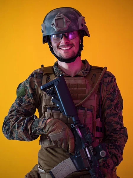Man Soldat Mot Gul Bakgrund — Stockfoto