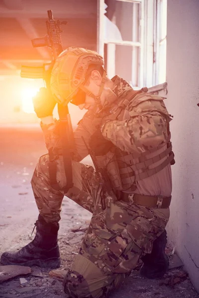 Żołnierz Akcji Pobliżu Okna Zmieniając Magazyn Kryjąc — Zdjęcie stockowe